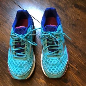 Women’s Mizuno Waverider 18 running sneakers